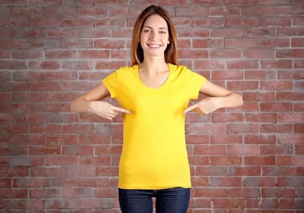 Jovem mulher em branco t-shirt — Fotografia de Stock