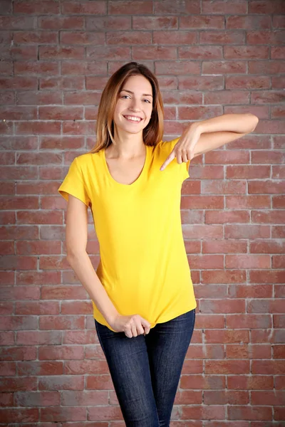 Mujer joven en camiseta en blanco —  Fotos de Stock