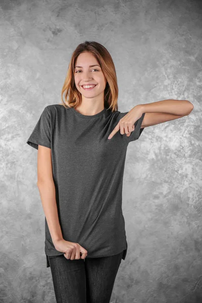 Jeune femme en t-shirt blanc — Photo