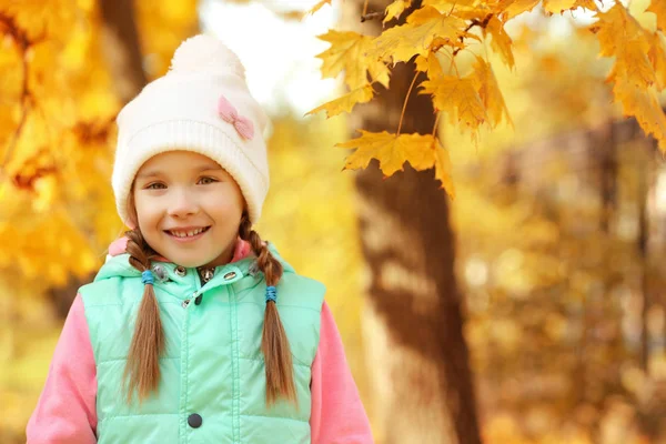 Schattig klein meisje met blad — Stockfoto