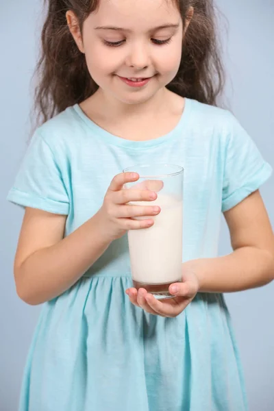 Menina com copo de leite — Fotografia de Stock