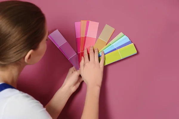 Belle jeune décorateur sélectionnant la couleur du mur — Photo