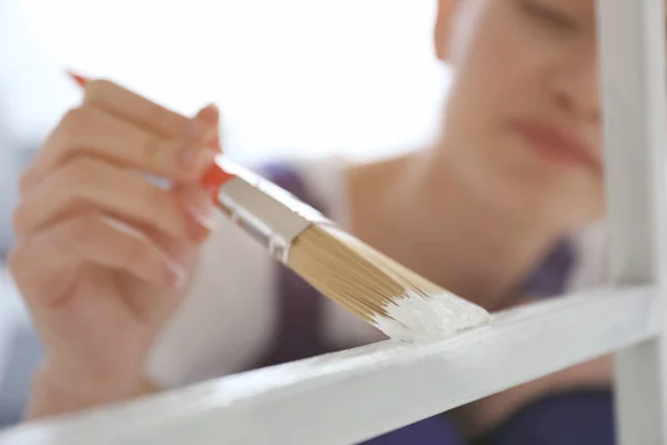 Junge Arbeiterin macht Reparatur im Zimmer, Nahaufnahme — Stockfoto