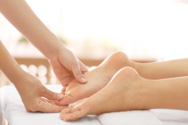 Salonda ayak masajı