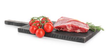 Baharat ile çiğ biftek