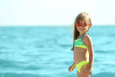 Sevimli kız plajda eğlenmek