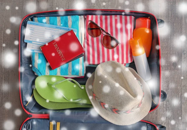 Открытый чемодан с вещами для путешествий — стоковое фото