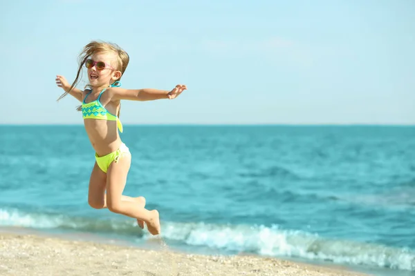 Ładna Dziewczyna Zabawy Plaży — Zdjęcie stockowe