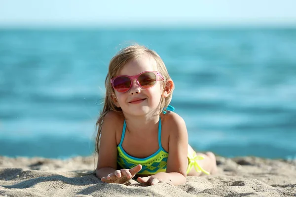 Menina Bonito Divertindo Praia — Fotografia de Stock