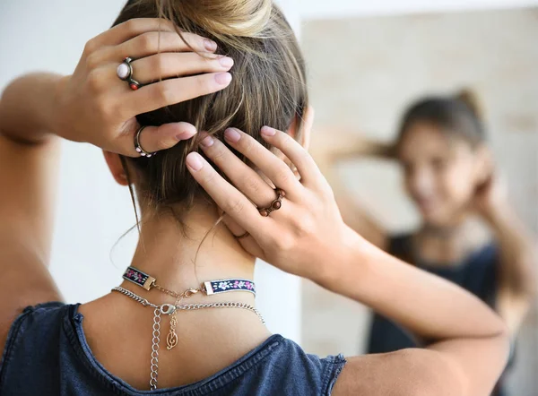 Manos Femeninas Con Anillos Elegantes Primer Plano —  Fotos de Stock