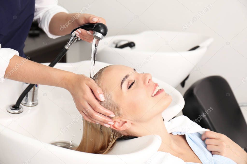 Pelo de la peluquería lavado mujer — Foto de stock © belchonock #135909724