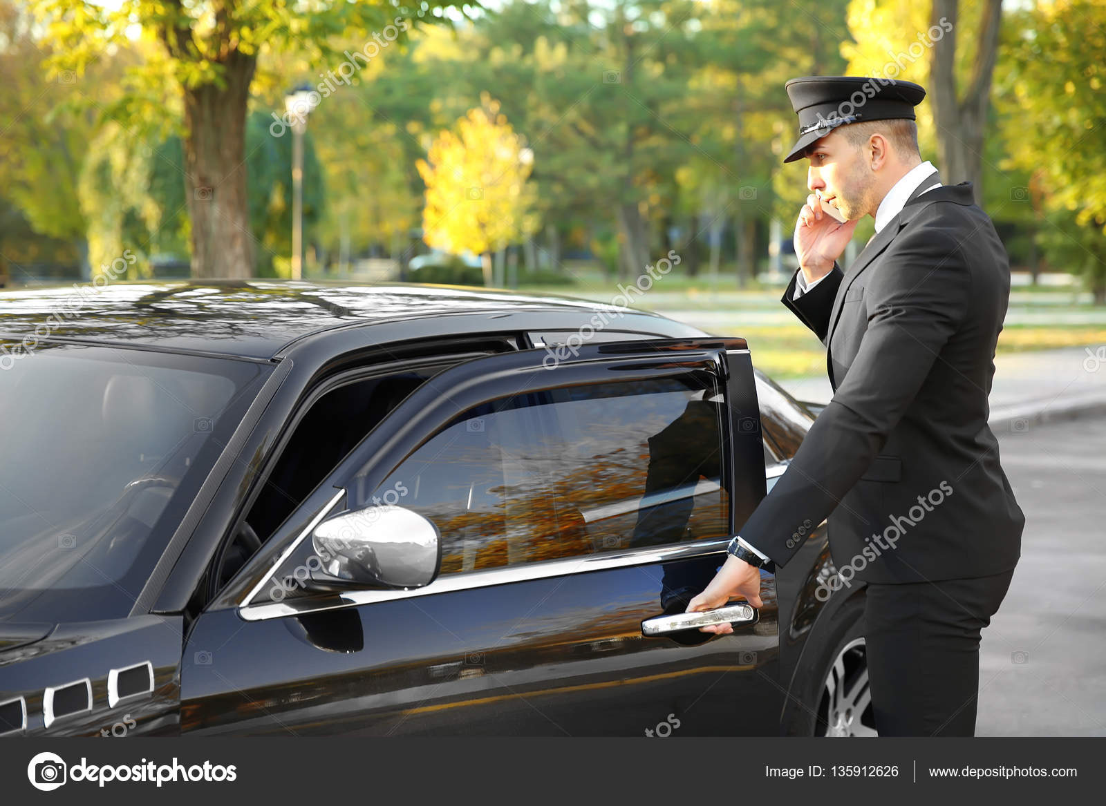 携帯電話で話す運転手 ストック写真 C Belchonock 携帯電話で話す運転手 ストック写真 C Belchonock