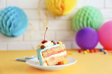 Doğum günü pastası plaka üzerinde