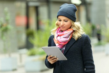 tablet ile genç kadın  