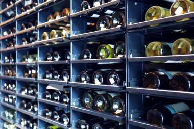 Farklı şarap şişeleri ile raf