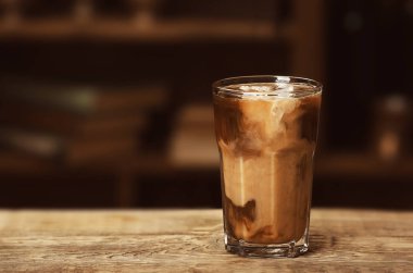 Bir bardak soğuk kahve. 