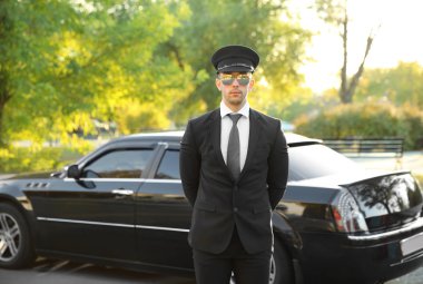 ayakta yakınındaki lüks otomobil şoför