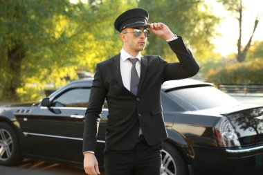 ayakta yakınındaki lüks otomobil şoför