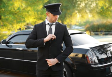 Ayarlama takım elbise genç şoför