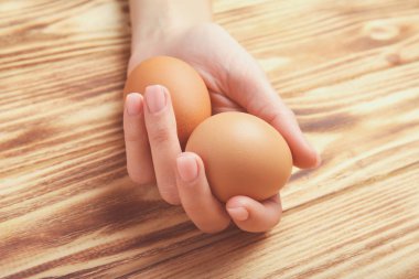 Kadın holding çiğ yumurta 