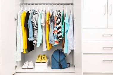 Rafta asılı elbiseleri