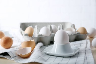 Bütün ve kırık yumurta 