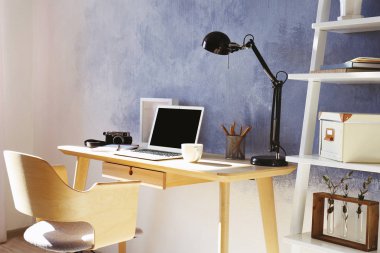 Çalışma alanı ile masa üstünde laptop  