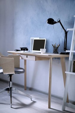 Çalışma alanı ile masa üstünde laptop  