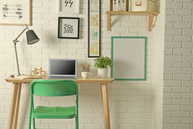 Çalışma alanı ile masa üstünde laptop  