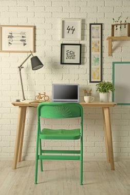 Çalışma alanı ile masa üstünde laptop  