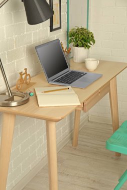 Çalışma alanı ile masa üstünde laptop  