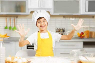 Sevimli çocuk evde mutfak pişirme