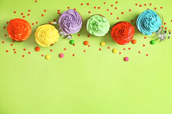 Smakelijke cupcakes en zoete ballen — Stockfoto