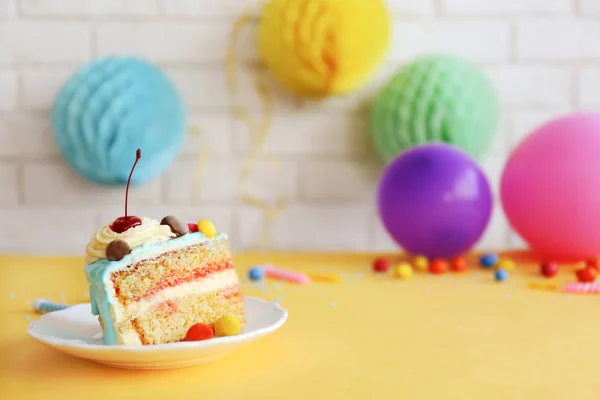 Doğum günü pastası plaka üzerinde — Stok fotoğraf