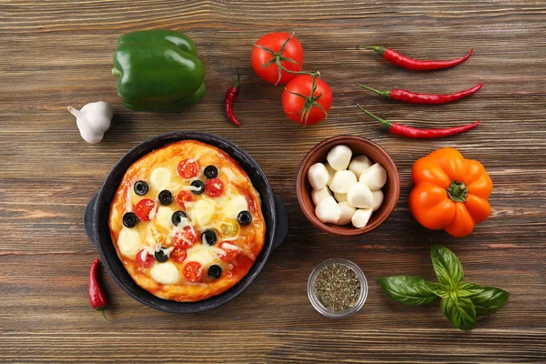 Delicious pizza with ingredients — Stock Photo, Image