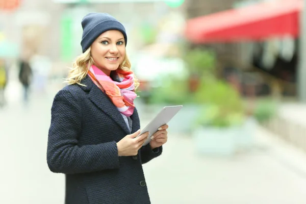 Young woman with tablet — Stock Photo, Image