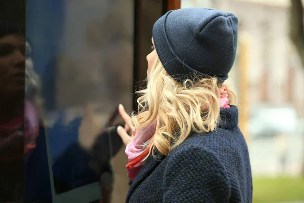 Junge Frau in der Nähe von öffentlichem Vorstand — Stockfoto