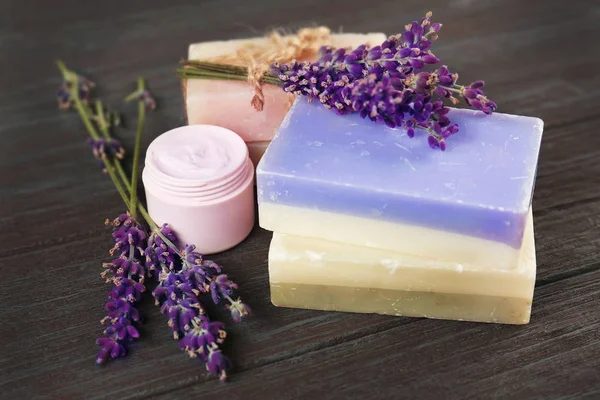 Lavendel tvål, grädde och färska blommor — Stockfoto