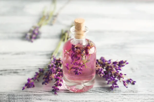 Botella con aceite de lavanda — Foto de Stock