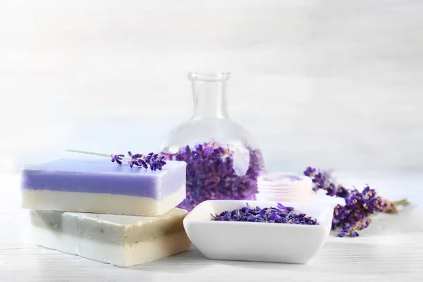 Bella composizione con cosmetici lavanda — Foto Stock