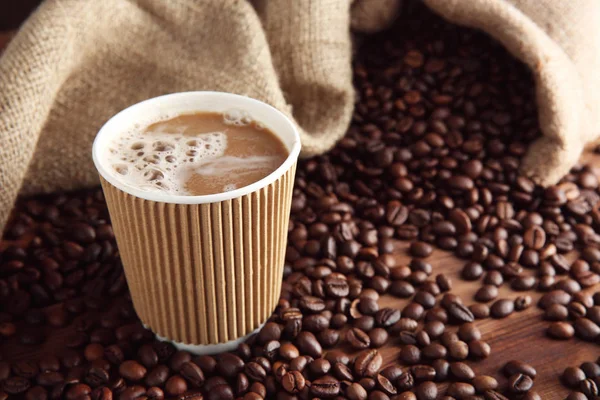 Secangkir kopi dengan kacang — Stok Foto