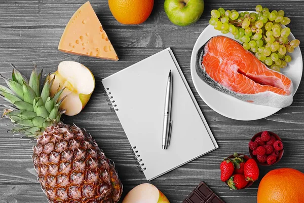Notizbuch mit Stift und gesundem Essen — Stockfoto
