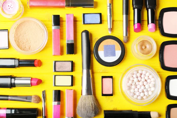 Colocação plana de cosméticos de maquiagem — Fotografia de Stock
