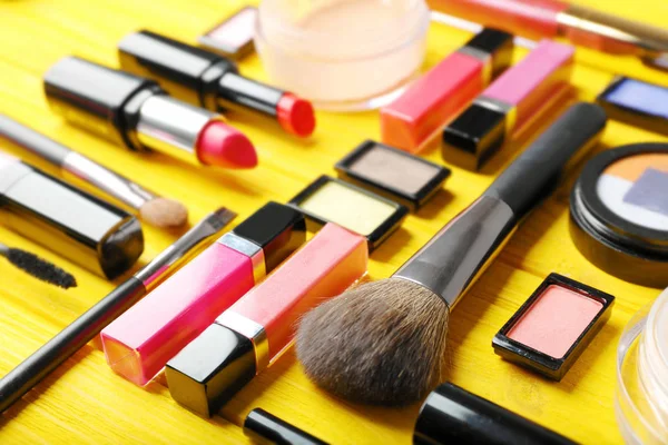 Colocação plana de cosméticos de maquiagem — Fotografia de Stock
