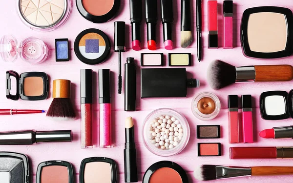 Arreglo plano de cosméticos de maquillaje — Foto de Stock