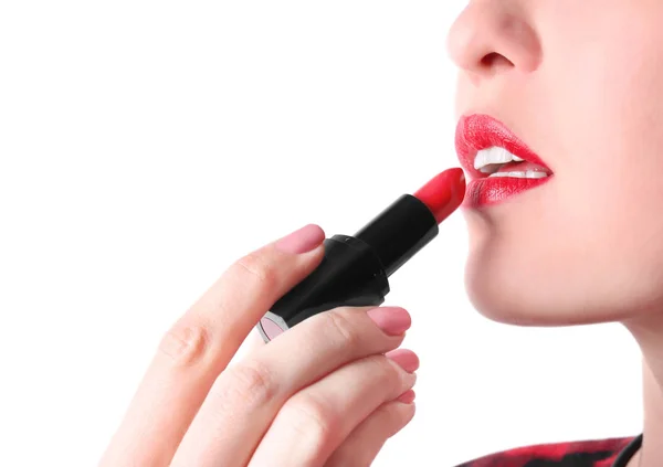 Vrouw die lippenstift aanbrengt — Stockfoto