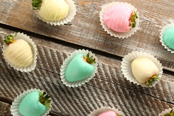 Aardbeien bedekt met kleurrijke chocolade — Stockfoto