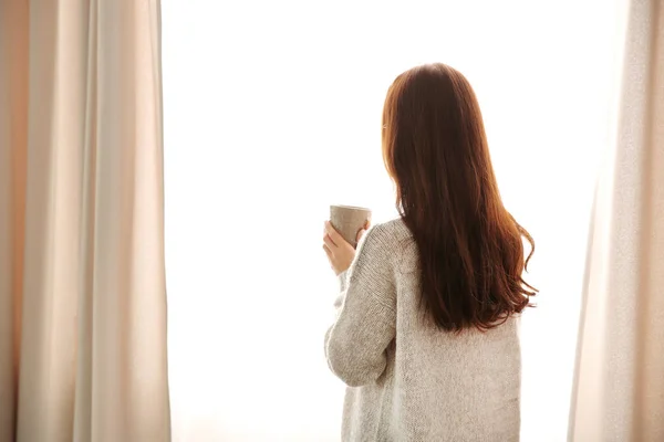 Mädchen Mit Heißgetränk Fenster — Stockfoto