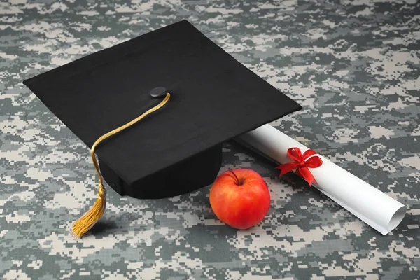 Graduation hat, diploma and apple — Stock Photo, Image