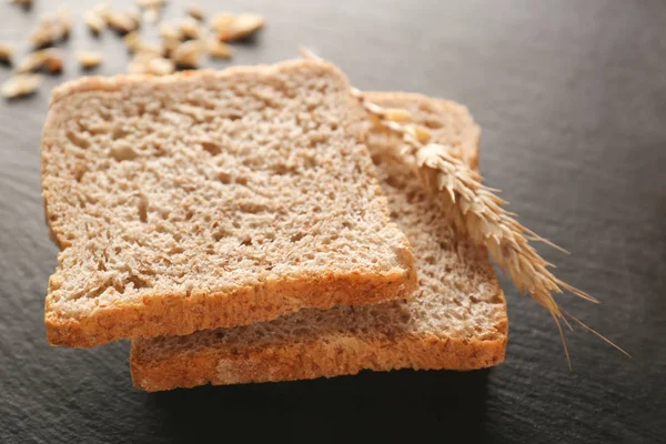 Нарезанный свежий хлеб — стоковое фото